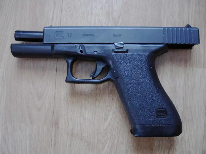 Pistolet Glock 17 na tle wojskowego ekwipunku